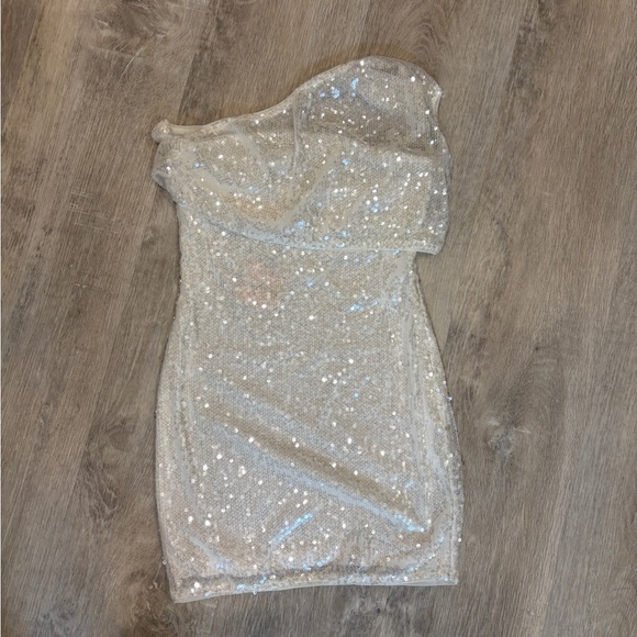 superdown Dresses & Skirts - superdown One-Shoulder Sequin Mini Dress in Silver
